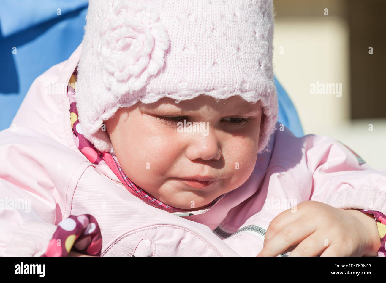 Kleines Mädchen im rosa Weinen, Nahaufnahme outdoor portrait Stockfoto