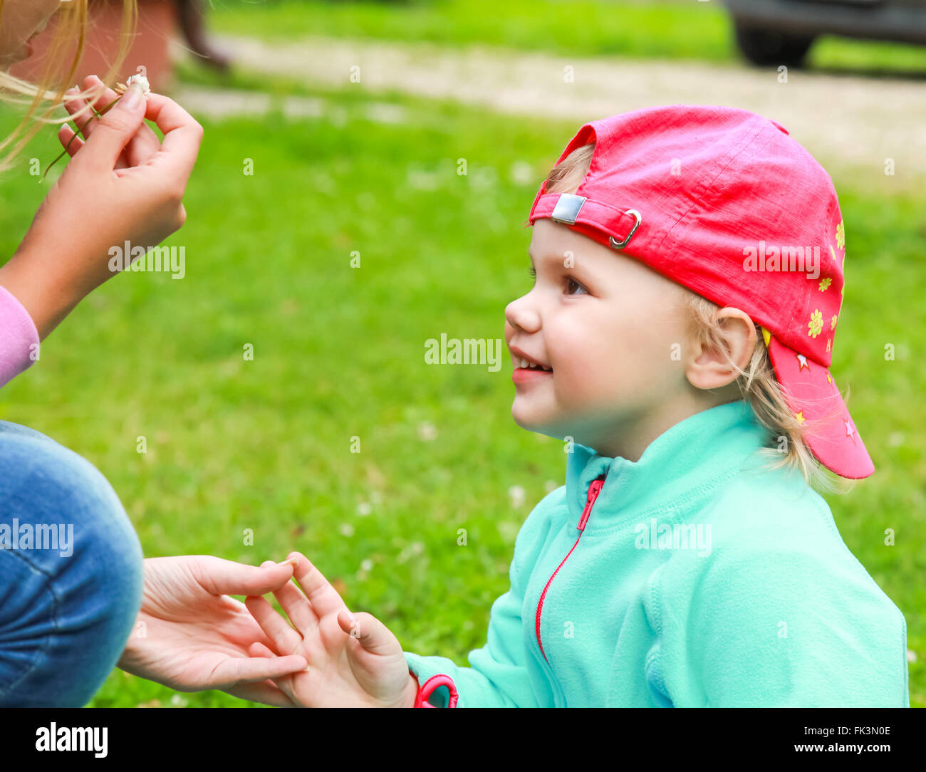 Outdoor Portrait von lustiges kleines Kind in einem rosa Baseball-cap Stockfoto