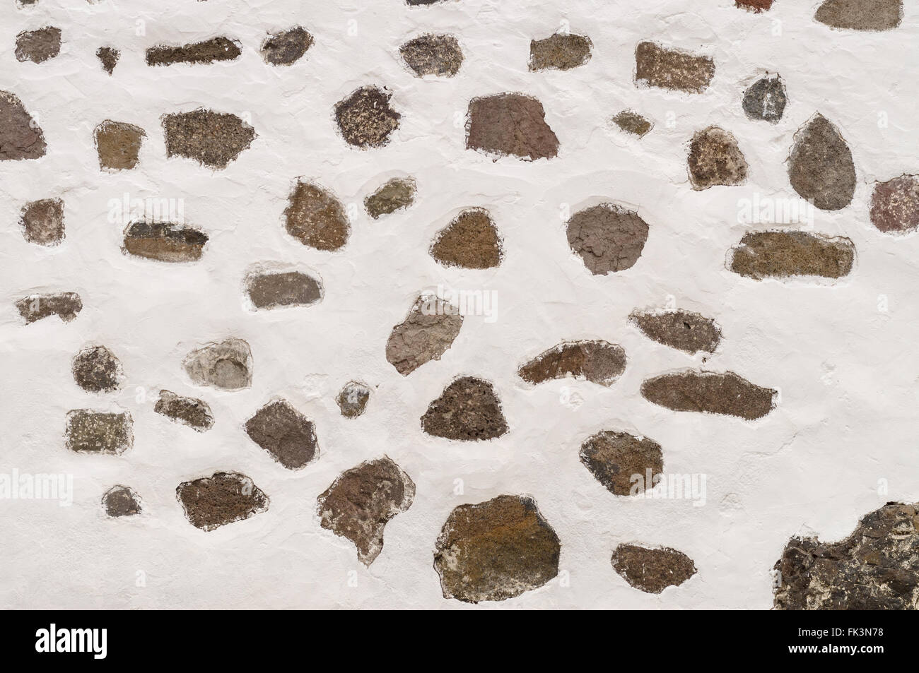 Hintergrund des Limewall mit unterschiedlicher Größe und Form Steinen Stockfoto