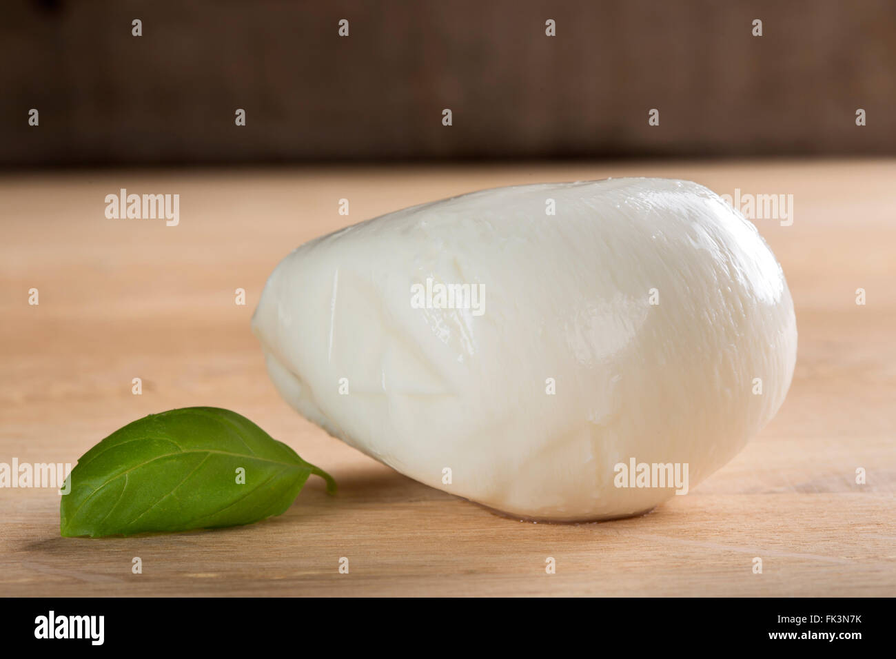 Büffel-Mozzarella auf Holztisch. Selektiven Fokus. Stockfoto