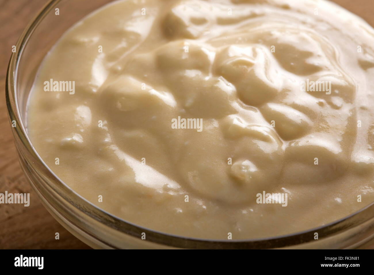 Schüssel mit frischem Knoblauch Dip Sauce auf weißen Holzplatte. Selektiven Fokus Stockfoto