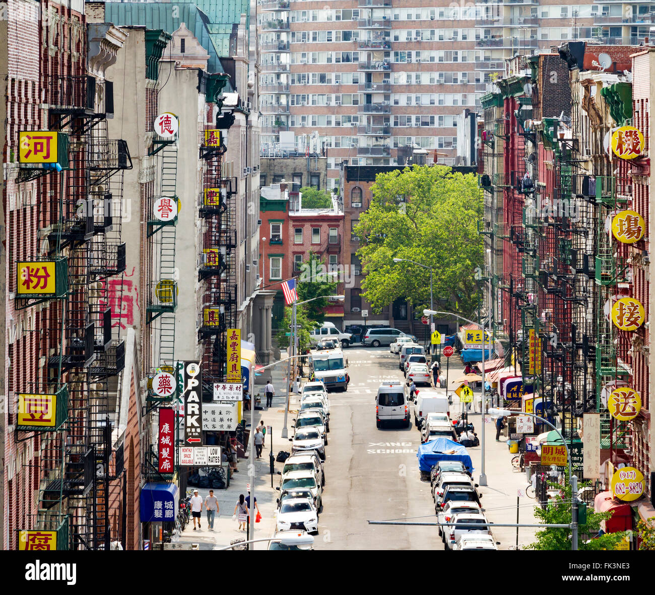 NEW YORK CITY - Juli 2015: Autos und Zeichen Linie einer belebten Straße in Chinatown in die Fourth Of July-Urlaub in Manhattan, New Yo Stockfoto