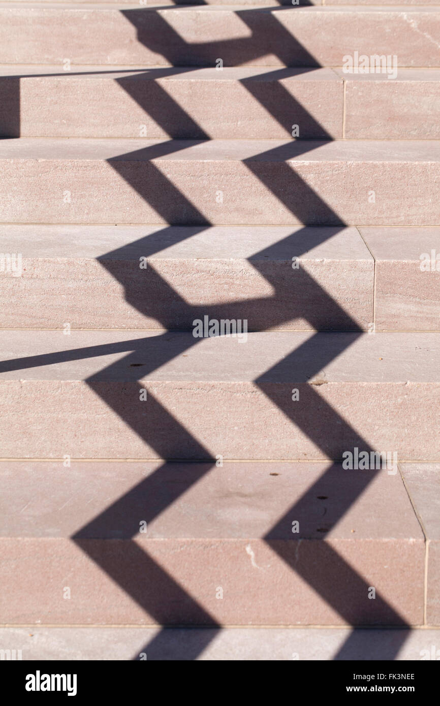 Schatten bilden Zick-Zack-Muster auf Stufen - USA Stockfoto
