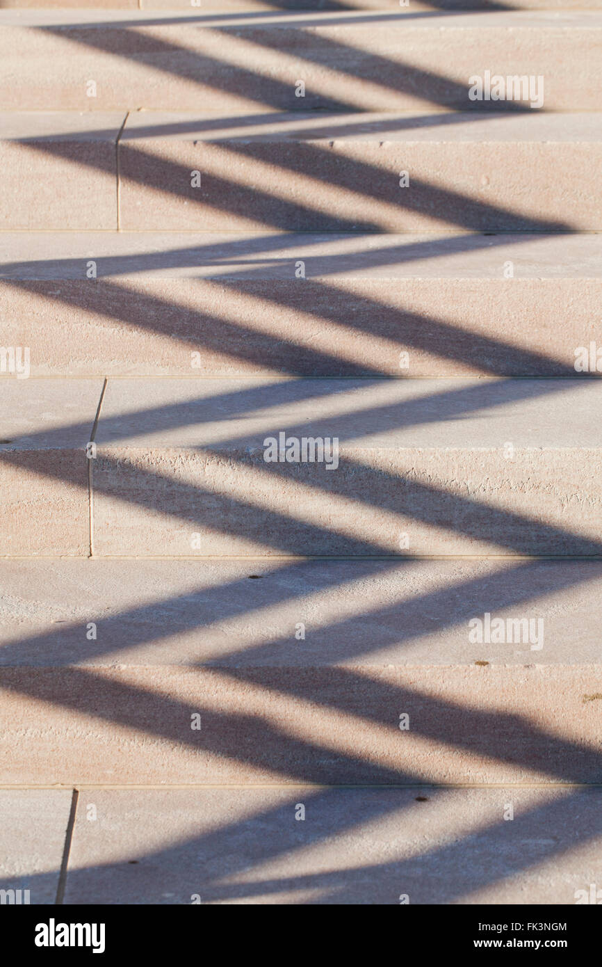 Schatten bilden Zick-Zack-Muster auf Stufen - USA Stockfoto