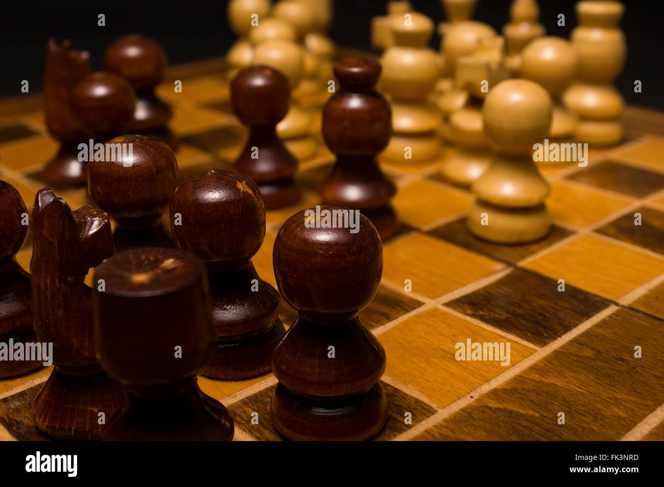 Helles und dunkles Holz Schachfiguren auf Schachtisch. Bild mit hoher Auflösung. Stockfoto