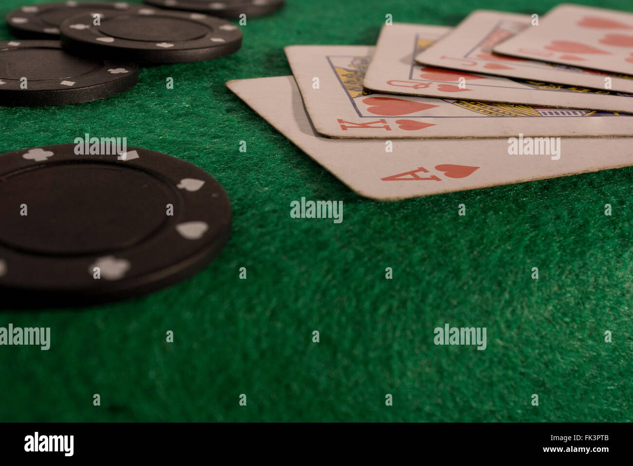 Pokerkarten und Chips am grünen Tisch. Bild mit hoher Auflösung. Stockfoto