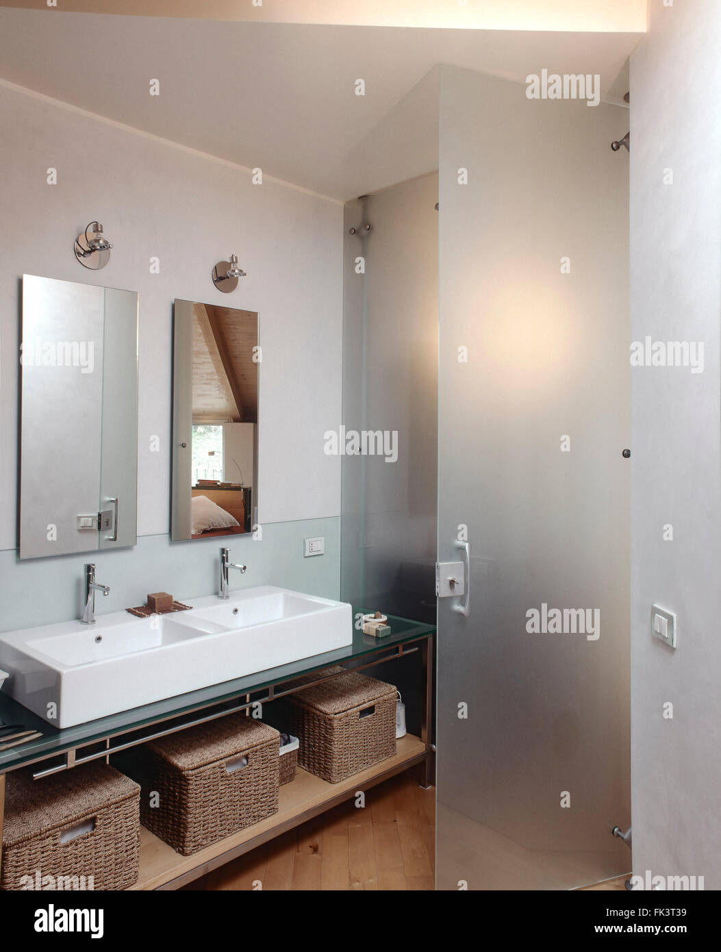 Innenansicht eines modernen Badezimmers in der Dachkammer im Vordergrund zwei Waschbecken Stockfoto