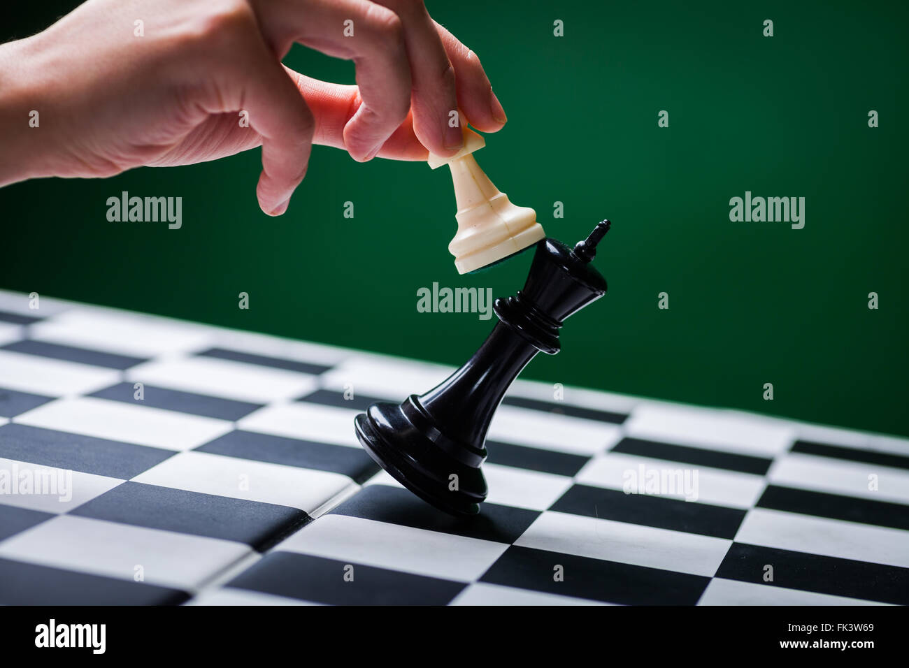 Nahaufnahme Bild einer Hand bewegen eine Schachfigur und dem Sieg über den Herausforderer. Stockfoto