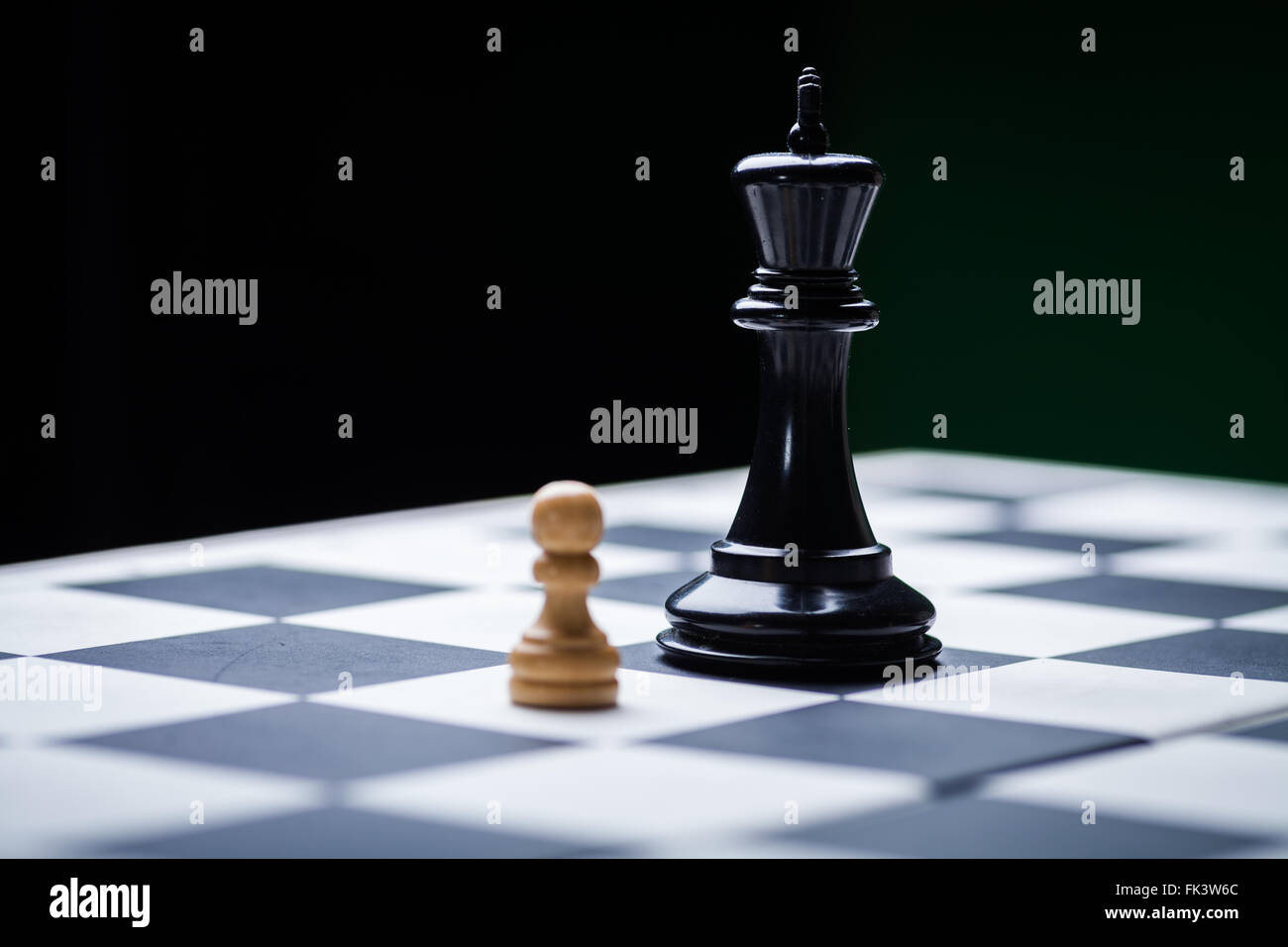 Nahaufnahme Bild von einem Schachbrett mit Figuren. Stockfoto