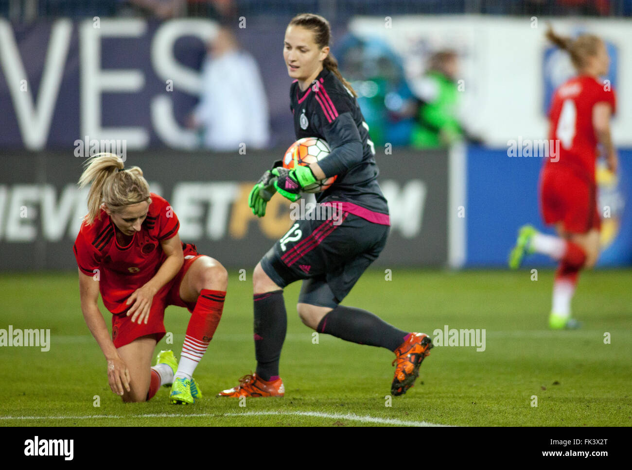 Nashville, USA. 6. März 2016. Torwart Laura Benkarth (R) und Kathrin Hendrich Deutschlands während der She glaubt Cup im Nissan-Stadion in Nashville, USA, 6. März 2016. Deutschland gewann 2:1. Foto: Rick Musacchio/Dpa/Alamy Live News Stockfoto