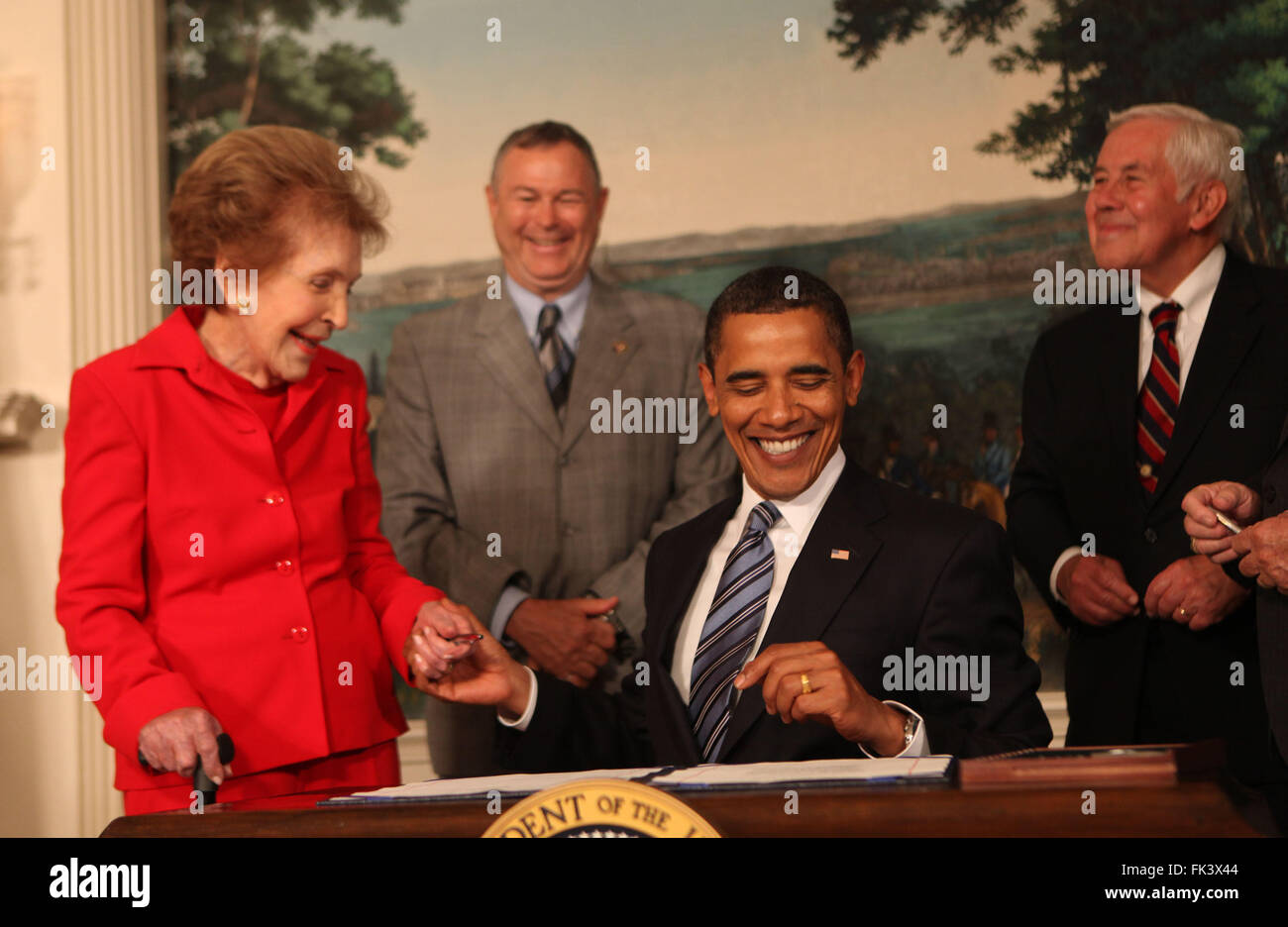 Washington, DC - 2. Juni 2009--US-Präsident Barack Obama gibt ehemalige First Lady Nancy Reagan einen zeremoniellen Stift bei der Unterzeichnung des Ronald Reagan Centennial Commission Act im diplomatischen Empfangsraum des weißen Hauses auf Dienstag, 2. Juni 2009. Im Hintergrund links ist US Repräsentant Dana Rohrabacher (Republikanische of California) und US-Senator Richard Lugar (republikanischer Bundesstaat Indiana). Bildnachweis: Dennis Brack/Pool über CNP - kein Draht-Dienst- Stockfoto