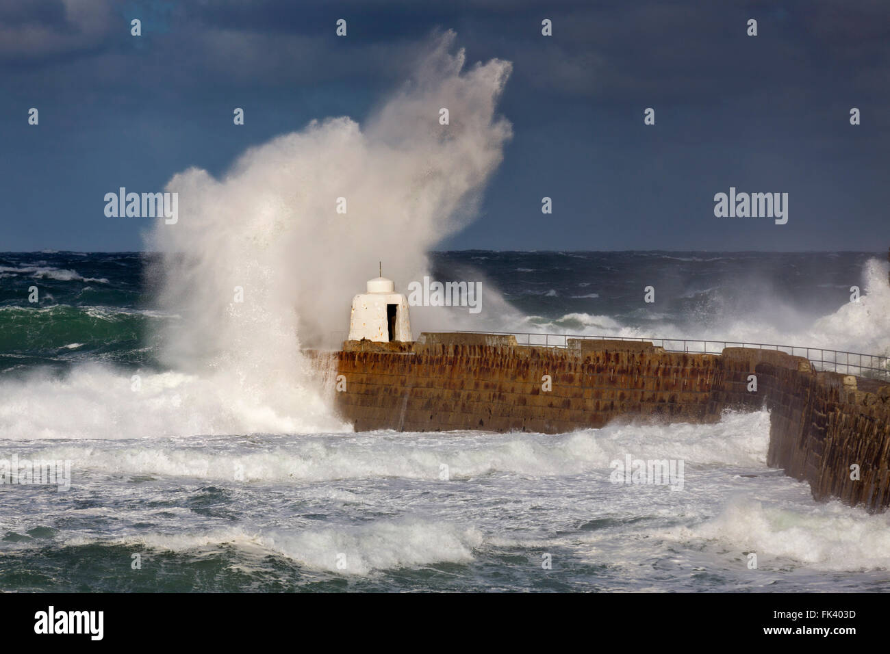 Portreath; Die Welle bricht Pier; Cornwall; UK Stockfoto