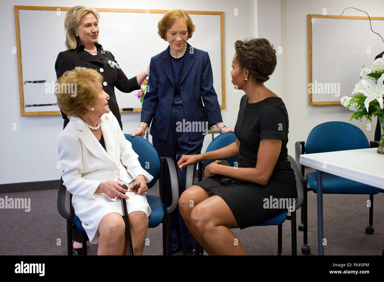 12. Juli 2011 "Chuck Kennedy bedeckt die Beerdigung der ehemaligen First Lady Betty Ford in der St. Margarets Episcopal Church in Palm Desert, Kalifornien. Anwesend waren drei ehemalige First Lady sowie die aktuelle First Lady, alle hier gezeigten hinter den Kulissen, von links: Nancy Reagan, Michelle Obama, Hillary Rodham Clinton und Rosalynn Carter. " Obligatorische Credit: Chuck Kennedy - White House über CNP - kein Draht-Dienst- Stockfoto