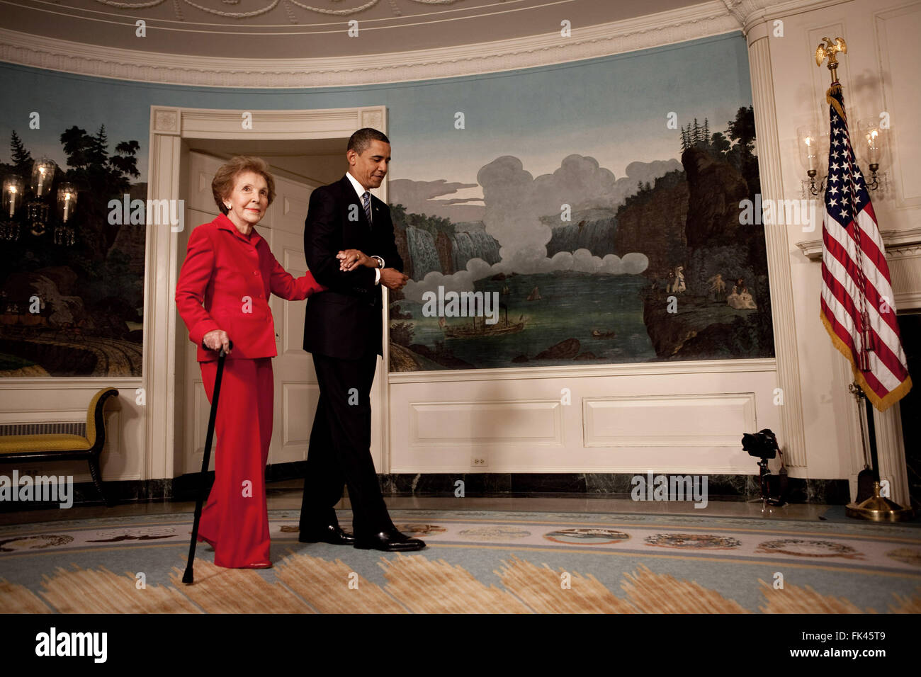 Washington, DC - 2. Juni 2009--US-Präsident Barack Obama Escort 2. Juni 2009, ehemalige First Lady Nancy Reagan in den diplomatischen Room des weißen Hauses für die Ankündigung und die Unterzeichnung des Ronald Reagan Centennial Commission Act – zum Gedenken an die verstorbenen Präsidenten 100. Geburtstag im Jahr 2011. Obligatorische Credit: Pete Souza - weißen Haus über CNP - kein Draht-Dienst- Stockfoto