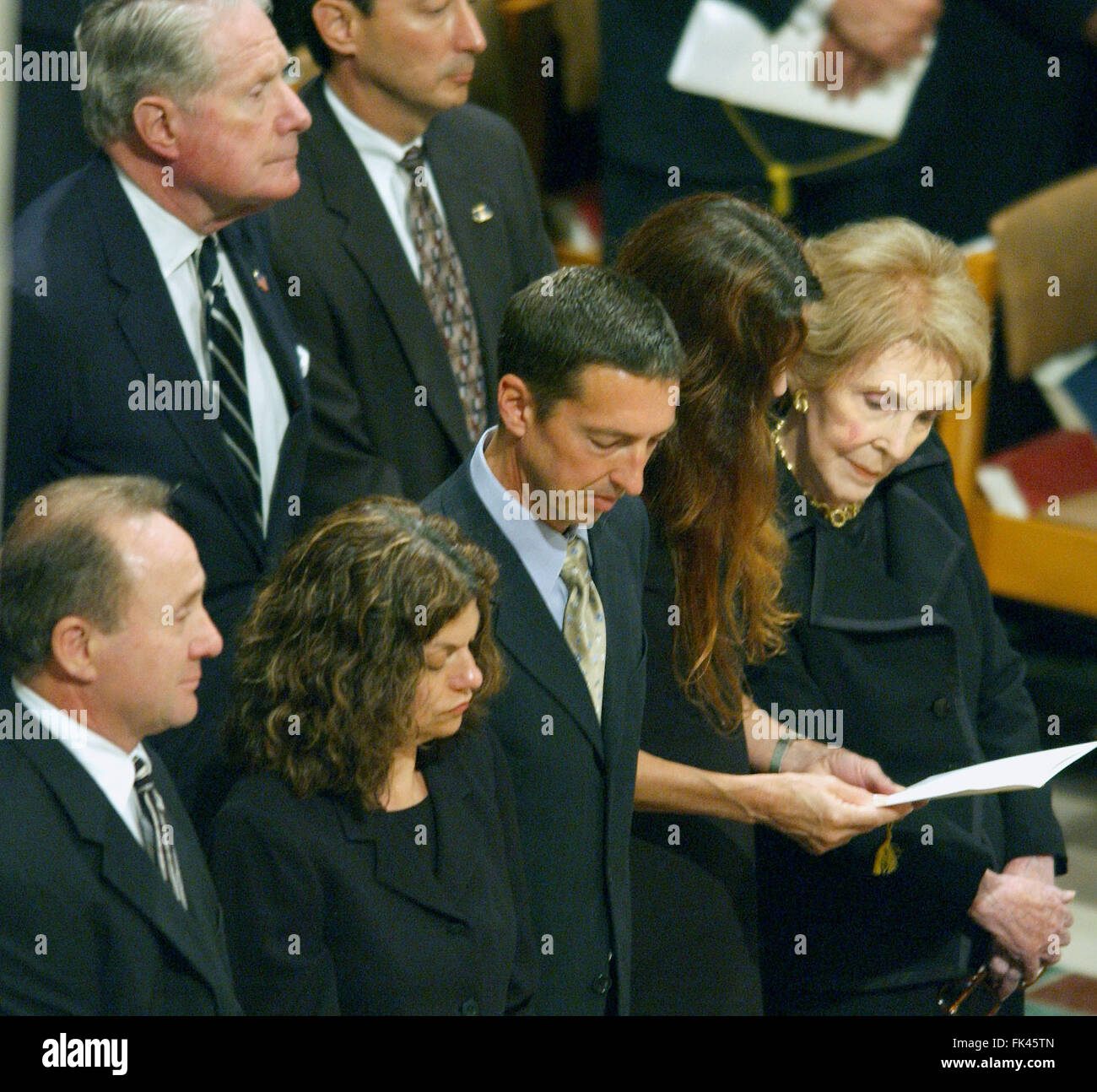 Ehemalige First Lady Nancy Reagan, Recht, und ihre Familie bei Ronald Reagans Beerdigung in der Washington National Cathedral in Washington, DC am 11. Juni 2004. Von links: Michael Reagan, Doria Reagan Ron Reagan, Jr., Patty Davis und Nancy Reagan. Der Herr an der oberen linken Ecke ist Arzt Richard Davis, Reagans Bruder. -KEIN DRAHT-DIENST- Stockfoto