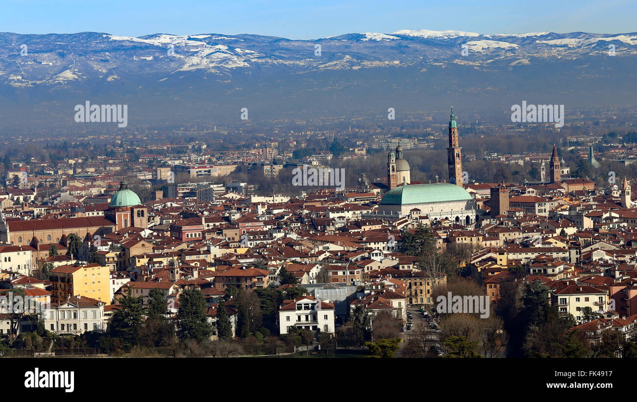 Vicenza, Italien, Stadtbild der Stadt mit Basilika Palladiana und die Kuppel der Kathedrale Stockfoto