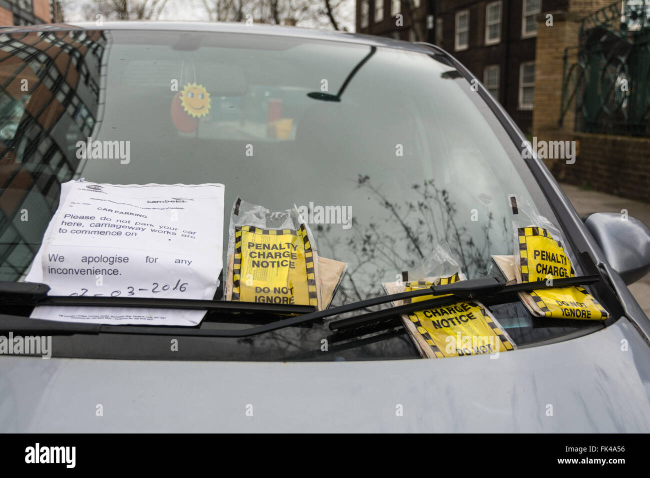 Drei berechnet Hinweis Tickets auf einem Auto Windschutzscheibe in London, England, Großbritannien Stockfoto