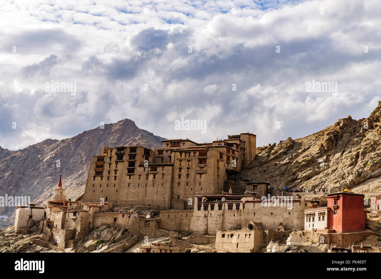 Der Palast in Leh Ladakh mit Bergen im Hintergrund. Stockfoto