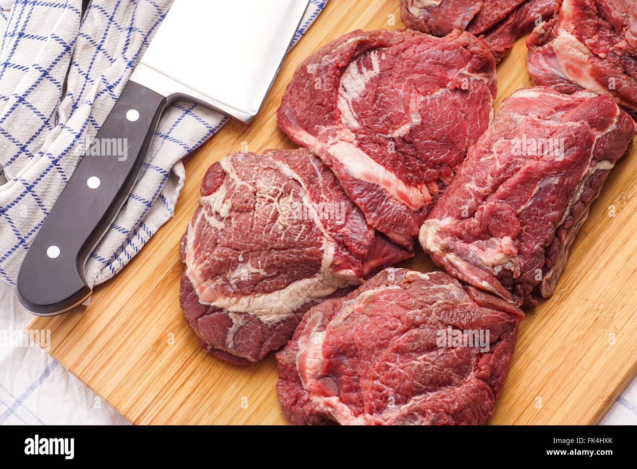 rohes Fleisch, leckeres Kalbfleisch, Rindfleisch Wangen - Bestes Fleisch für geschmackvolle Gourmet-langsames Kochen Stockfoto
