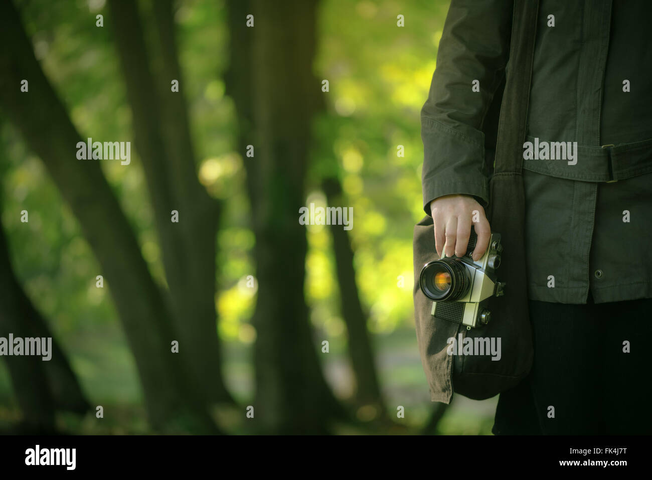 Hipster-Fotografin erkunden Frühling Natur, Landschaften und machen Fotos von schöner Landschaft mit alten Vintage Fi Stockfoto