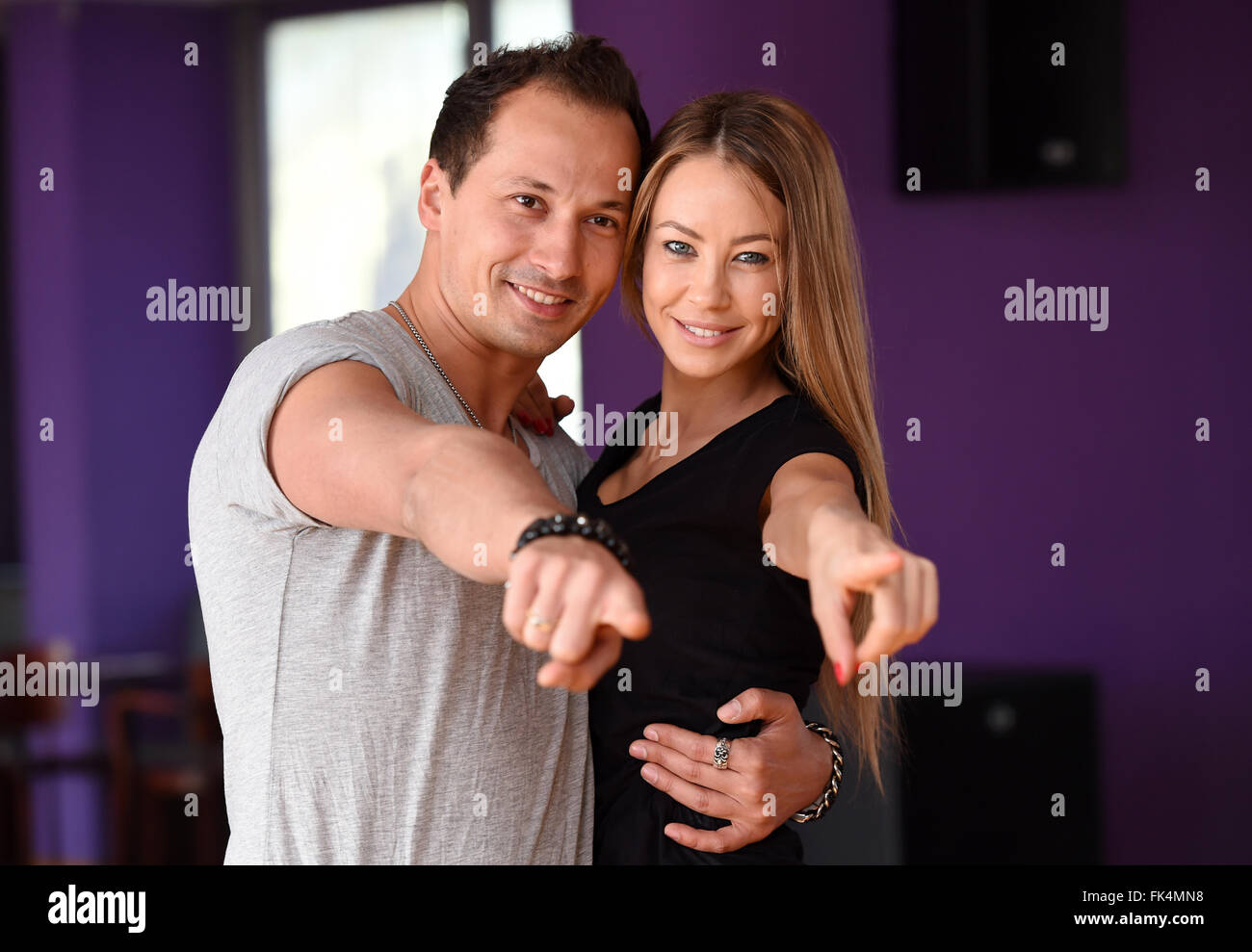 München, Deutschland. 7. März 2016. Hostess Alessandra Meyer-Woelden (R) und professionelle Tänzerin Sergiu Luca tanzen in einer Tanzschule in einem Presse-Event in München, 7. März 2016. Meyer-Woelden bildet die premiere wird am 11. März 2016 für die RTL-Tanzshow "Let es Dance," die neue Saison. Foto: TOBIAS HASE/Dpa/Alamy Live News Stockfoto