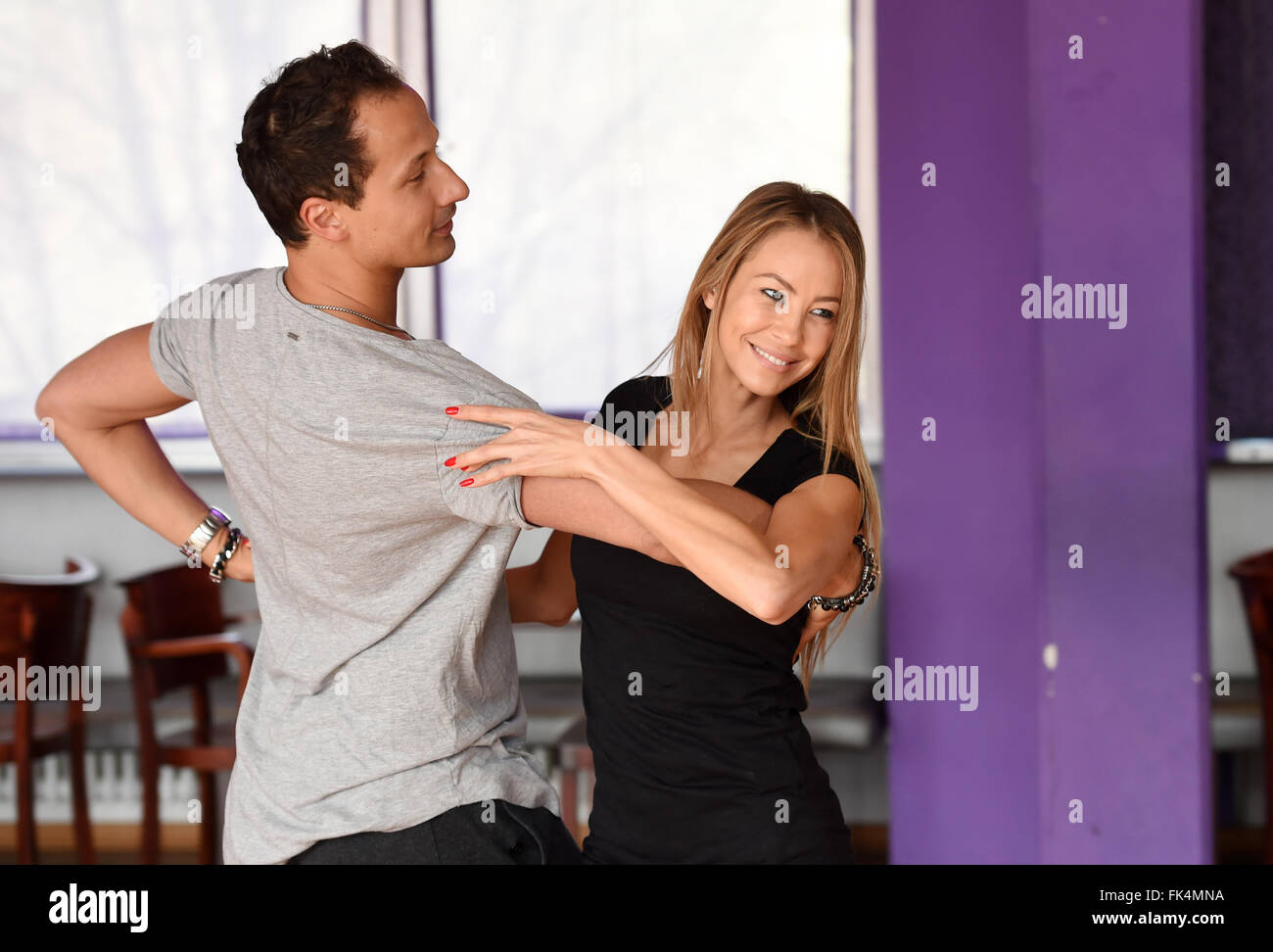 München, Deutschland. 7. März 2016. Hostess Alessandra Meyer-Woelden (R) und professionelle Tänzerin Sergiu Luca tanzen in einer Tanzschule in einem Presse-Event in München, 7. März 2016. Meyer-Woelden bildet die premiere wird am 11. März 2016 für die RTL-Tanzshow "Let es Dance," die neue Saison. Foto: TOBIAS HASE/Dpa/Alamy Live News Stockfoto