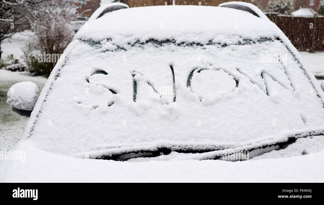 Auto mit jetzt das Wort "in den Schnee geschrieben abgedeckt Frontscheibe Stockfoto