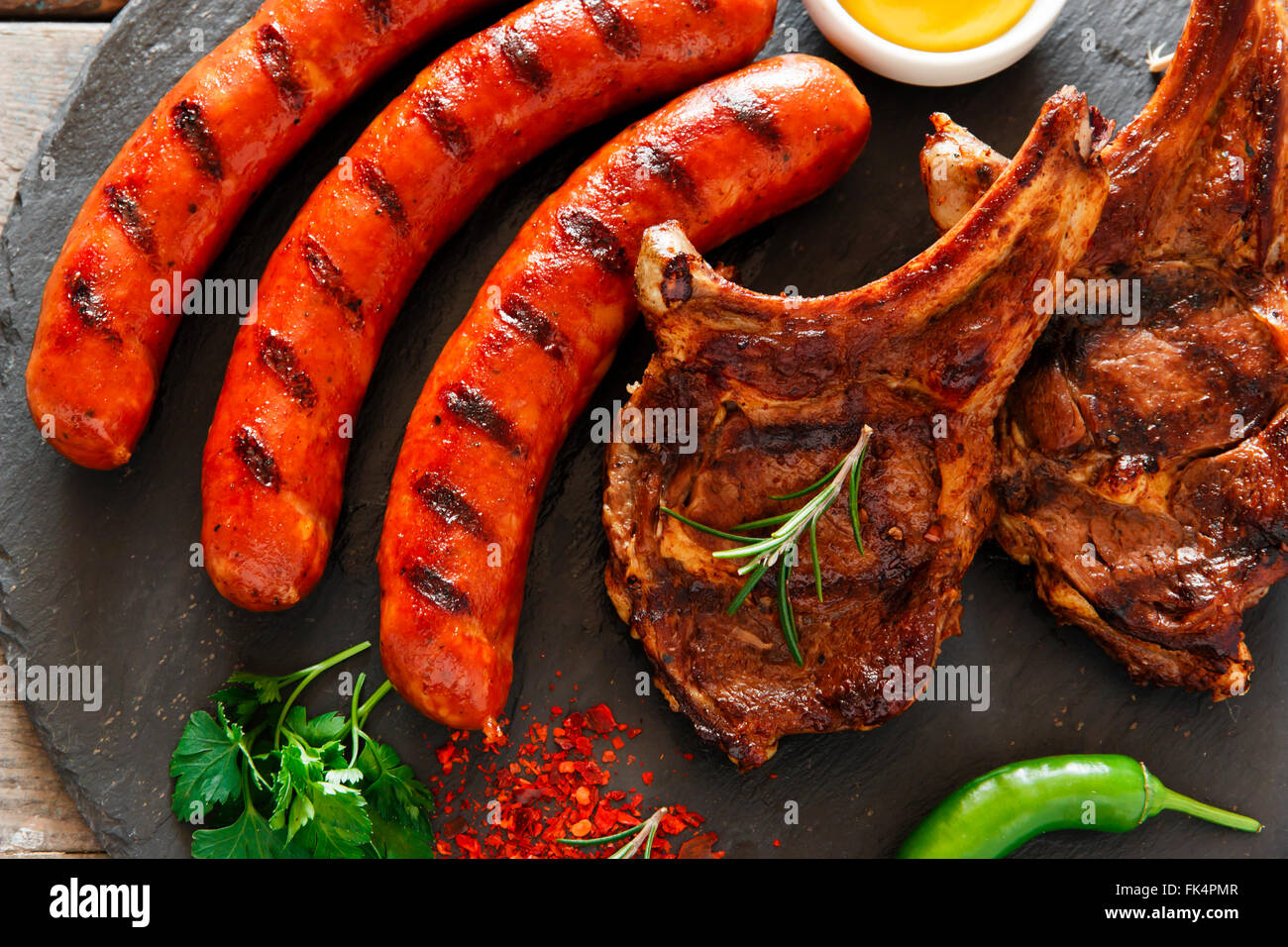 Gegrillte Würstchen und Steak auf dem Grill Knochen Stockfoto
