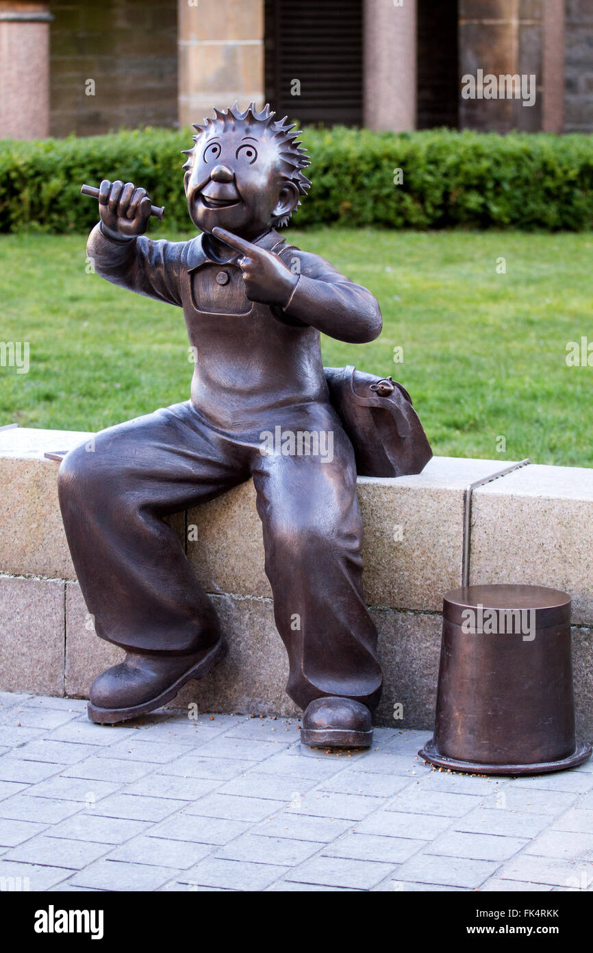 Dundee, Tayside, Schottland, UK, 7. März 2016: Dundee hat eine neue Statue des schelmischen Schuljunge Oor Wullie. Die Bronze Arbeit wurde zum 80. Jubiläum seines Debüts in The Sunday Post beauftragt. Dundee Comicfigur Erbe wird mit einer neuen Statue Oor Wullie im Zentrum Stadt gefeiert. Neben ihm ist seine treuen Eimer und hinter ihm an der Wand sind Bronze Nachbauten von seinem treuen Schulranzen mit seinem Katapult und Haustier Maus Jeemy. Bildnachweis: Dundee Photographics / Alamy Live News Stockfoto