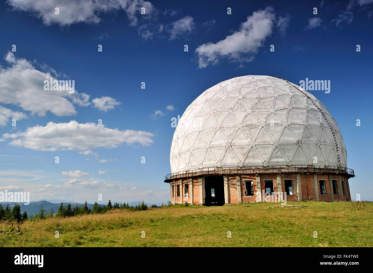 Reste der alten sowjetischen Radarstation in den Bergen Stockfoto