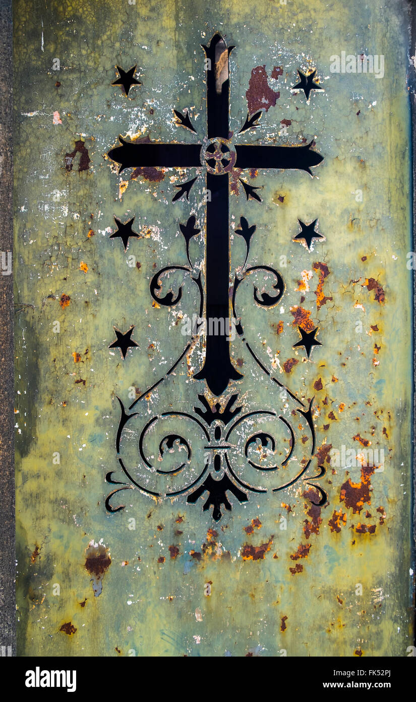 Detail einer Metalltür mit einem Kreuz und florale Ornamente Stockfoto