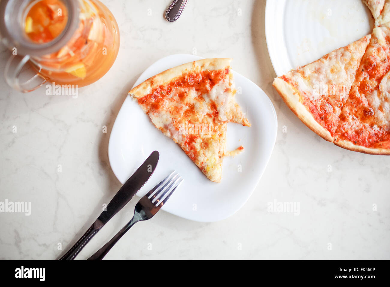 Stück Pizza auf Platte Draufsicht Stockfoto