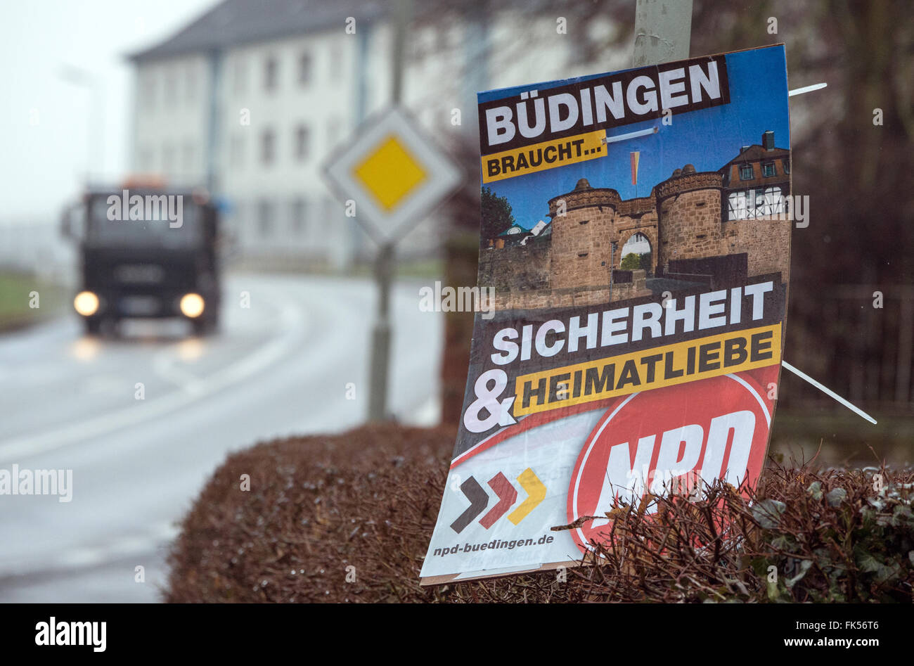 Buedingen, Deutschland. 7. März 2016. "Buedingen braucht Sicherheit und Patriotismus" kann auf eine nationale demokratische Partei (NPD)-Wahlplakat für die Kommunalwahlen in Buedingen, Deutschland, 7. März 2016 zu sehen. Righ-Flügel extremistische NPD erhielt 14 Prozent der Stimmen bei den Kommunalwahlen hier. Foto: BORIS ROESSLER/Dpa/Alamy Live News Stockfoto