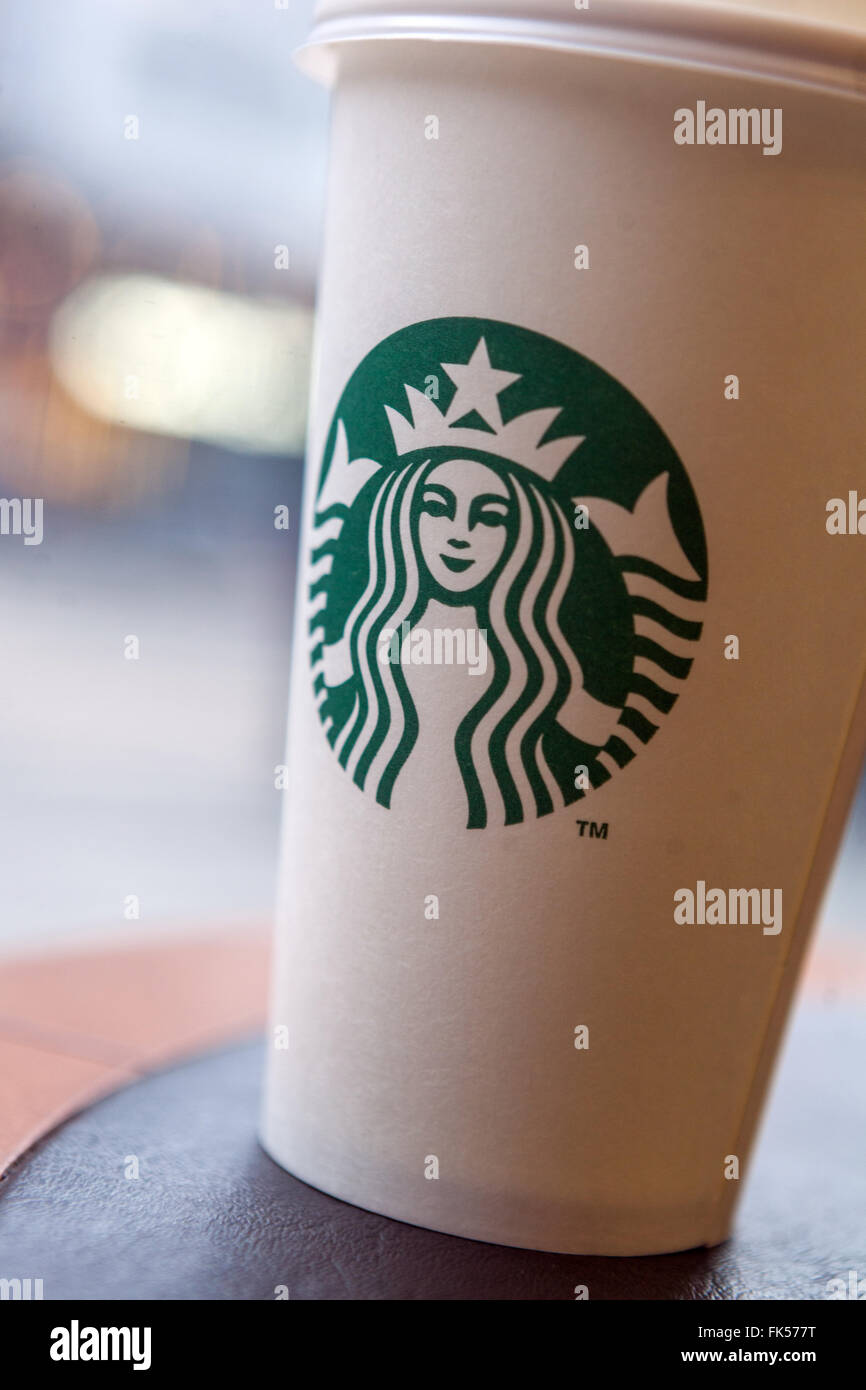 Tasse Starbucks Kaffee auf einem Tisch Stockfoto