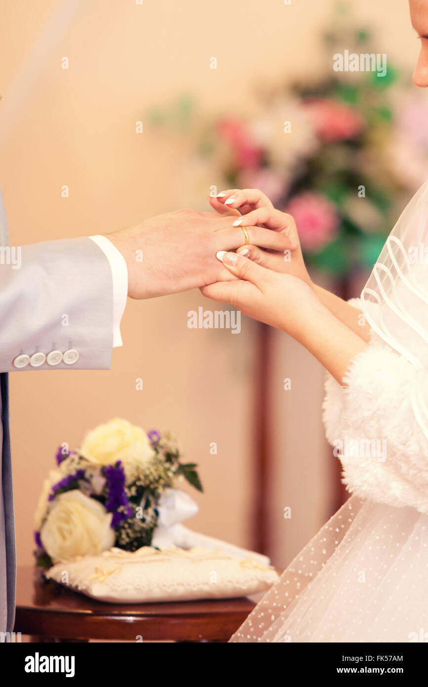 Bräutigam, setzen einen Ring am Finger der Braut während der Trauung Stockfoto