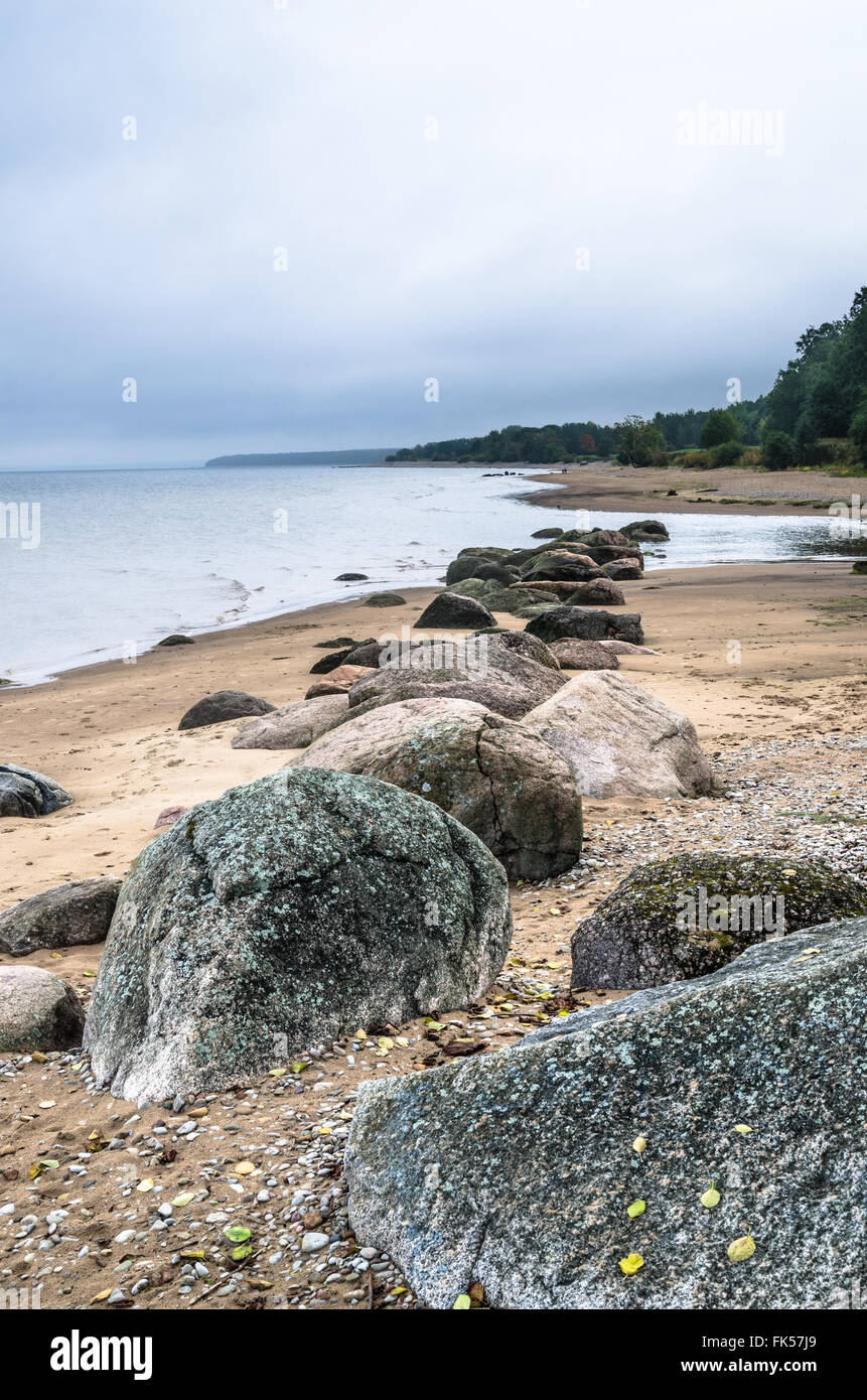 Felsiger Strand am Golf von Finnland. Sillamae, Estland Stockfoto
