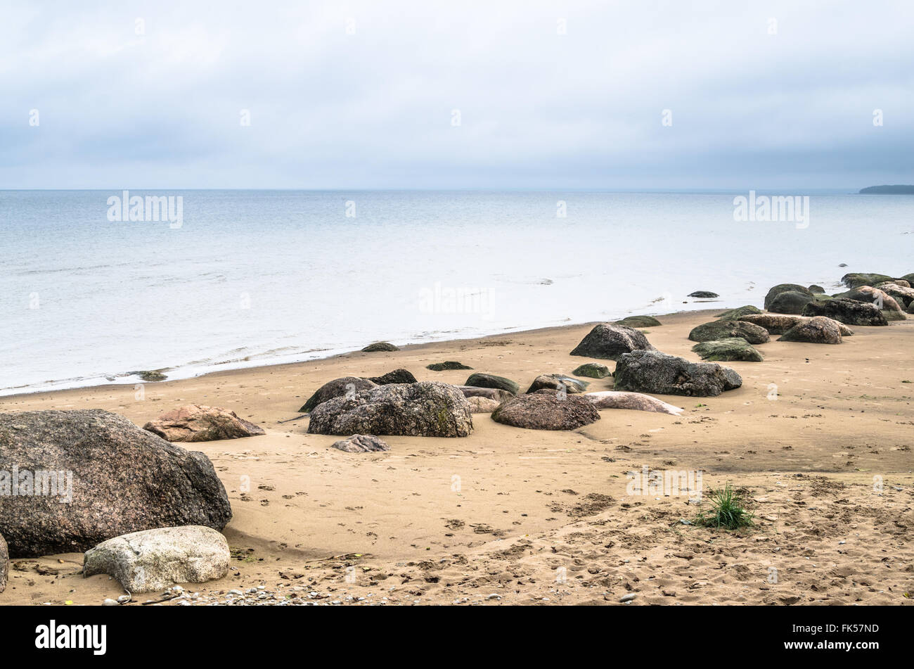 Felsiger Strand am Golf von Finnland. Sillamae, Estland Stockfoto
