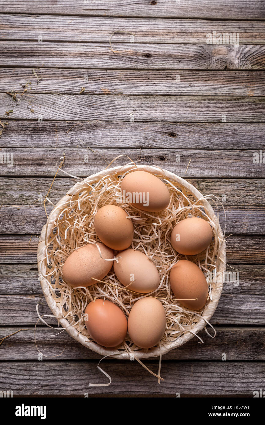 Draufsicht von Eiern im Weidenkorb Stockfoto