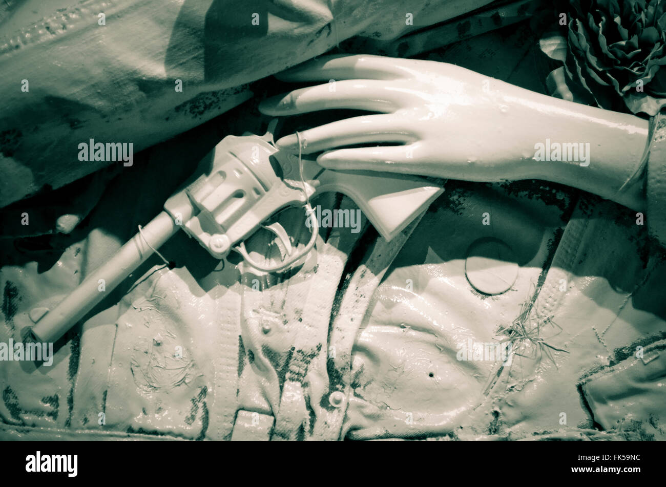 Hand der weibliche Schaufensterpuppe und Pistole. Stockfoto