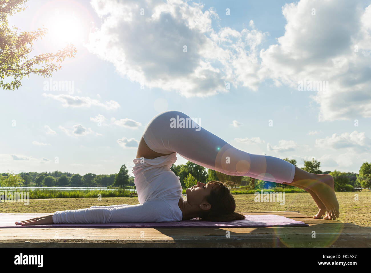 Yoga im park Stockfoto
