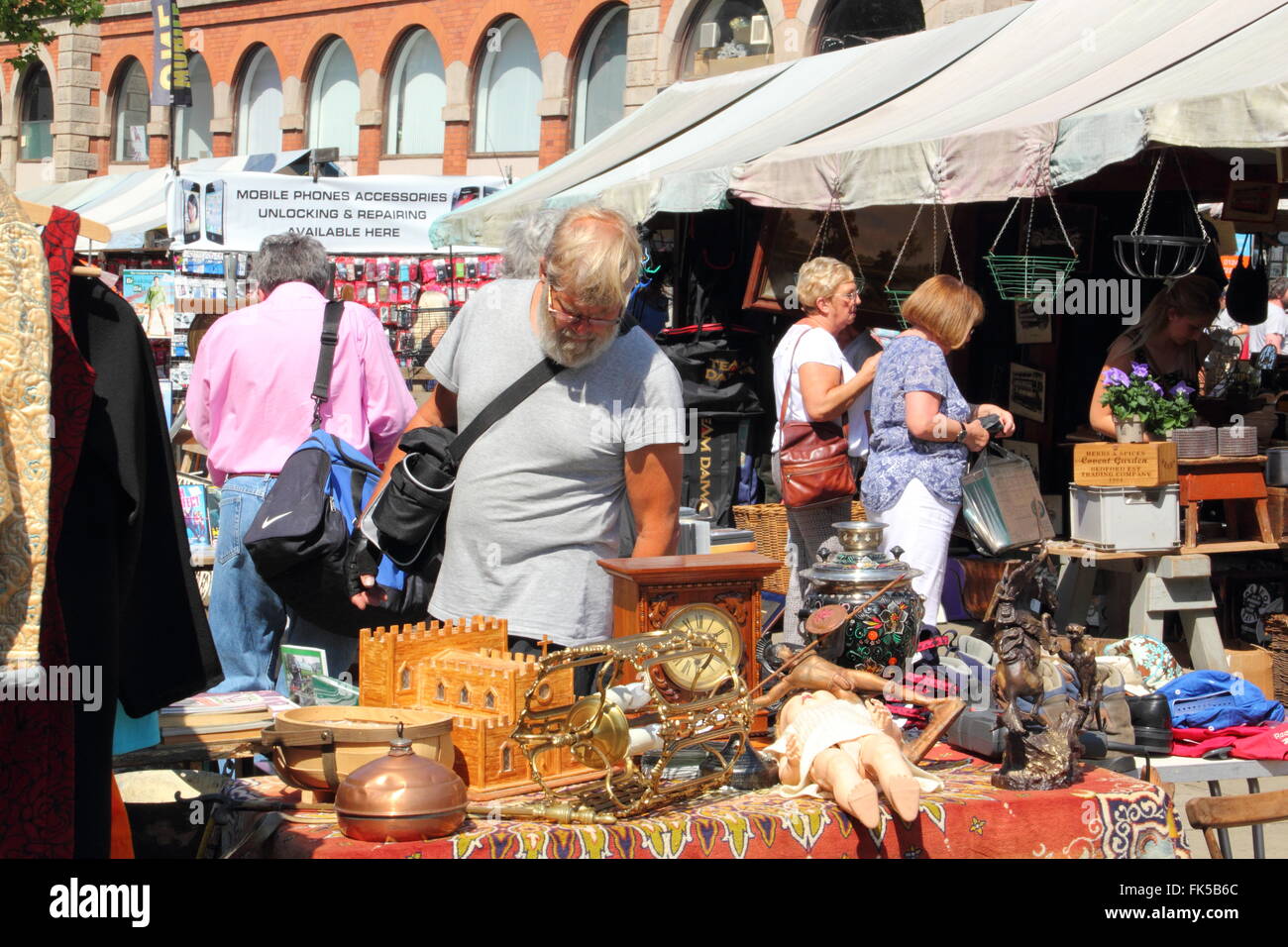 Besucher stöbern nach Schnäppchen auf dem Flohmarkt im Marktplatz im Stadtzentrum von Chesterfield Derbyshire England UK Stockfoto