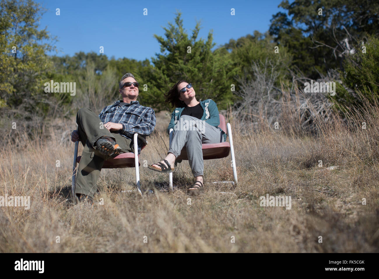 Ein paar sitzen auf Stühlen im Hill Country, Texas Stockfoto