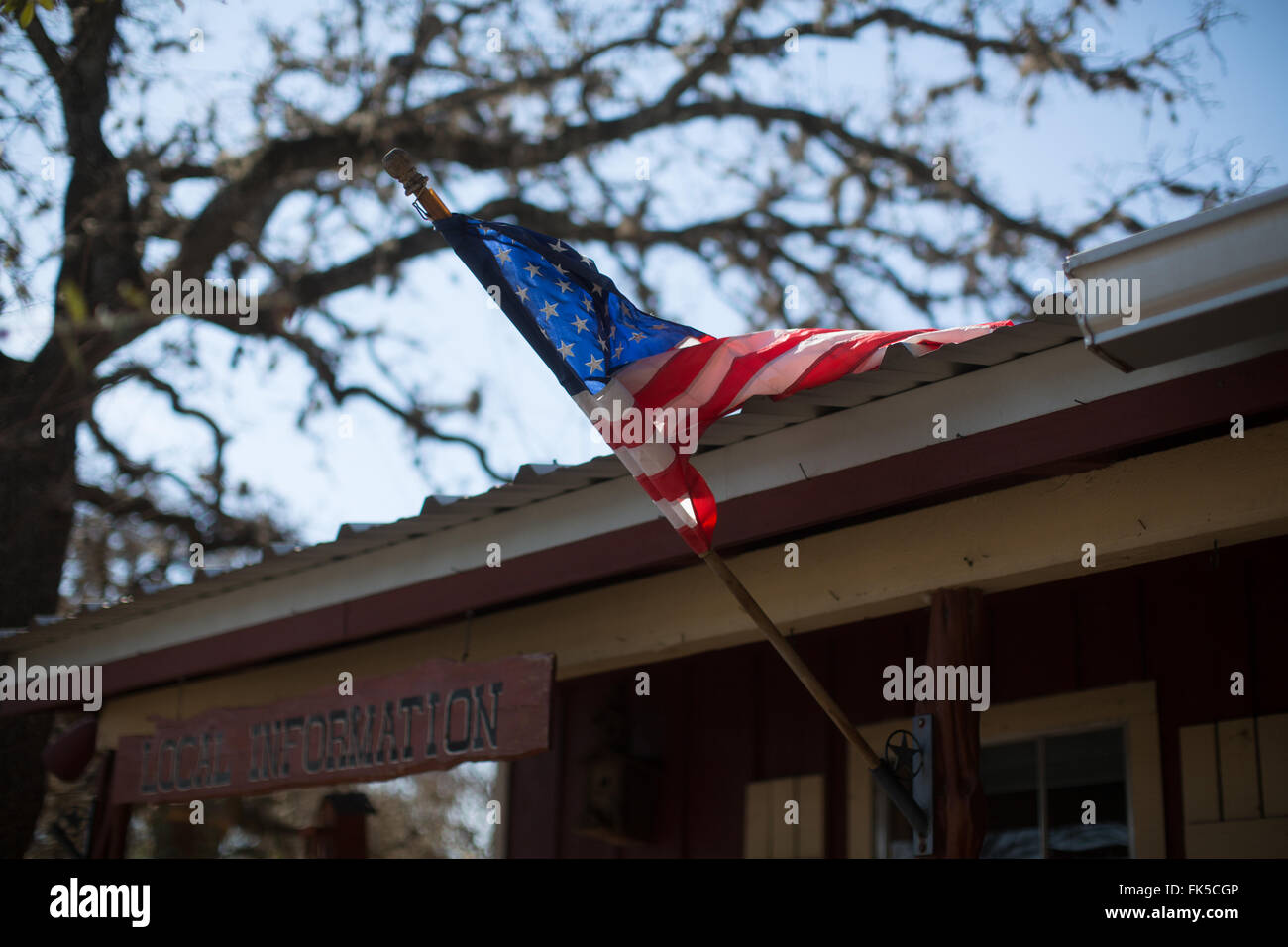 Eine amerikanische Flagge fliegt vor einem Geschäft in Texas Stockfoto