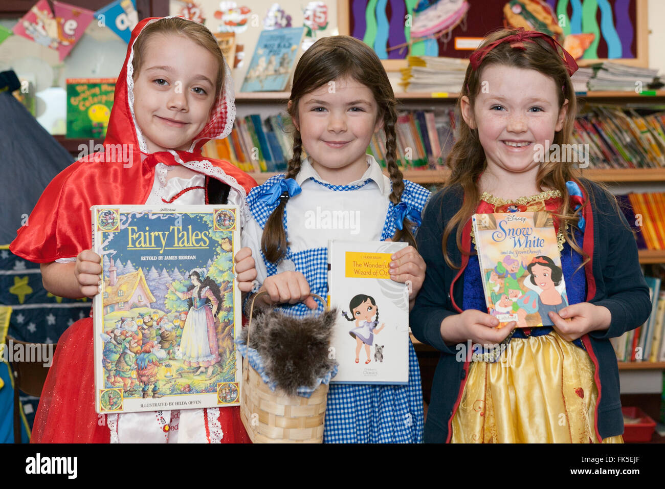 Schülerinnen und Schüler in Kostüm an einer Grundschule in Großbritannien zum Welttag des Buches zu feiern. Stockfoto