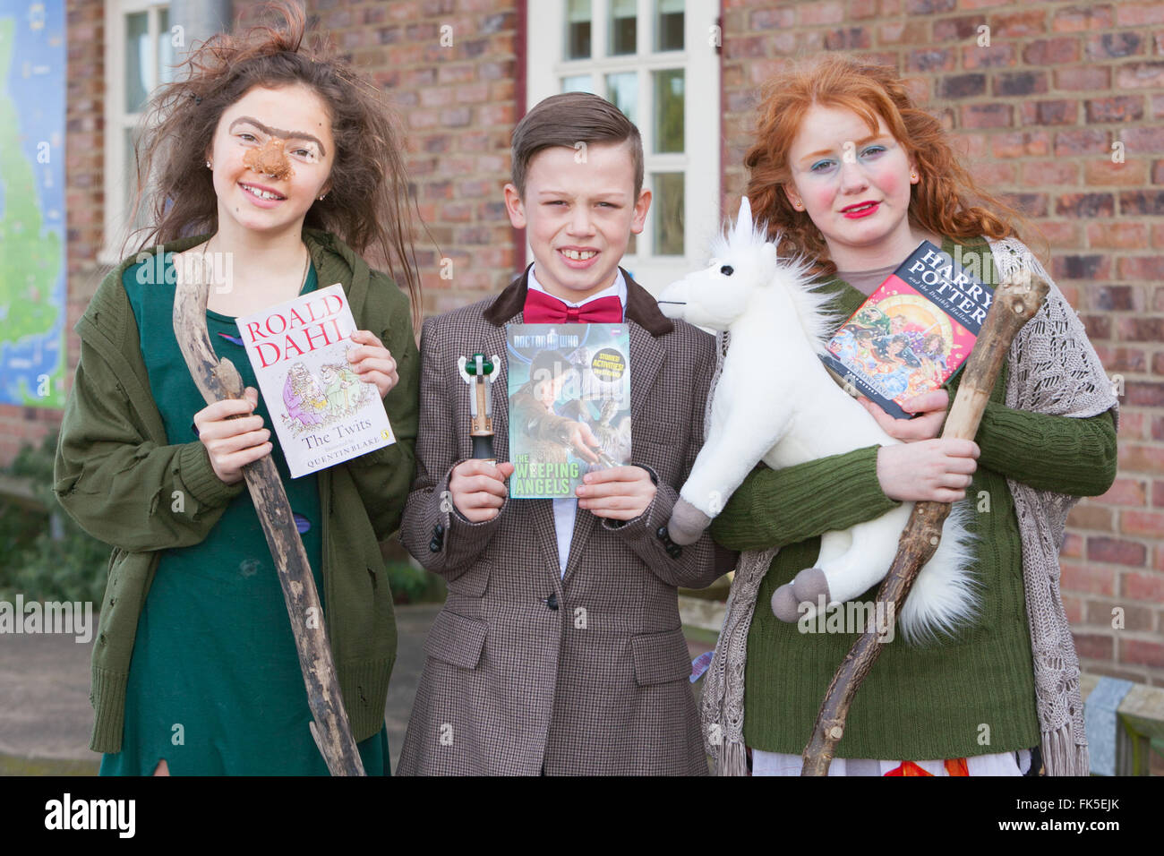 Schülerinnen und Schüler in Kostüm an einer Grundschule in Großbritannien zum Welttag des Buches zu feiern. Stockfoto