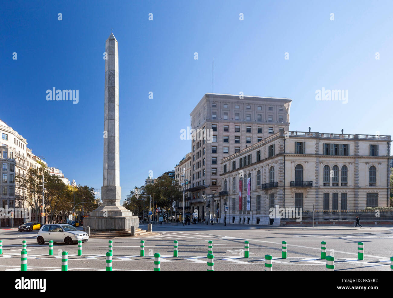 Obelisk, bekannt als El Llapis oder el Cinc D´Oros, Plaça Joan Carles I, Barcelona. Stockfoto