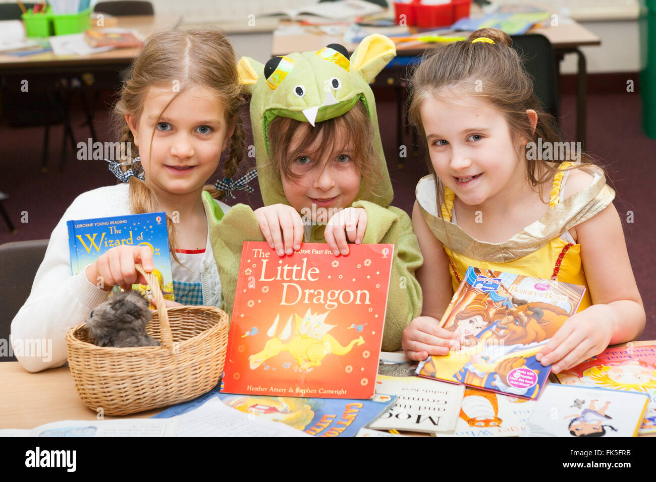 Schülerinnen und Schüler in Kostüm an einer Grundschule in Großbritannien zum Welttag des Buches zu feiern. Stockfoto
