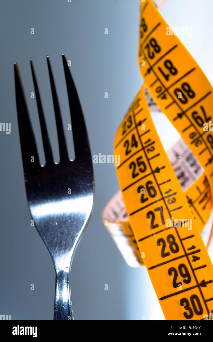 Gabel und ein Maßband. Ernährung und verlieren Gewichtskonzept. Stockfoto