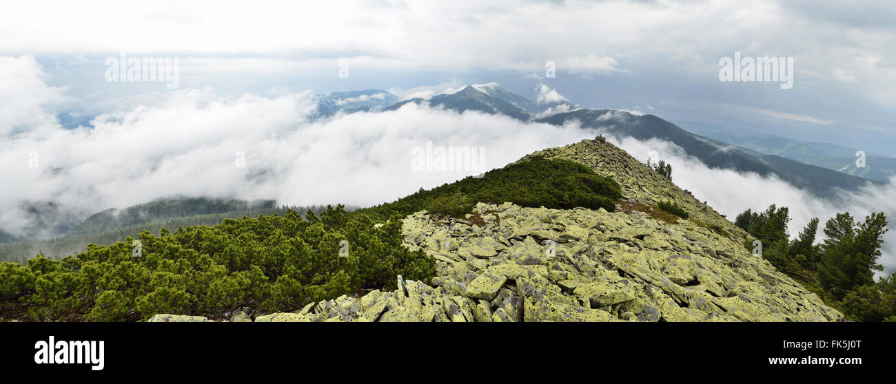 Panorama bewölkt Berge. Gorgany in Karpaten. Ukraine Stockfoto