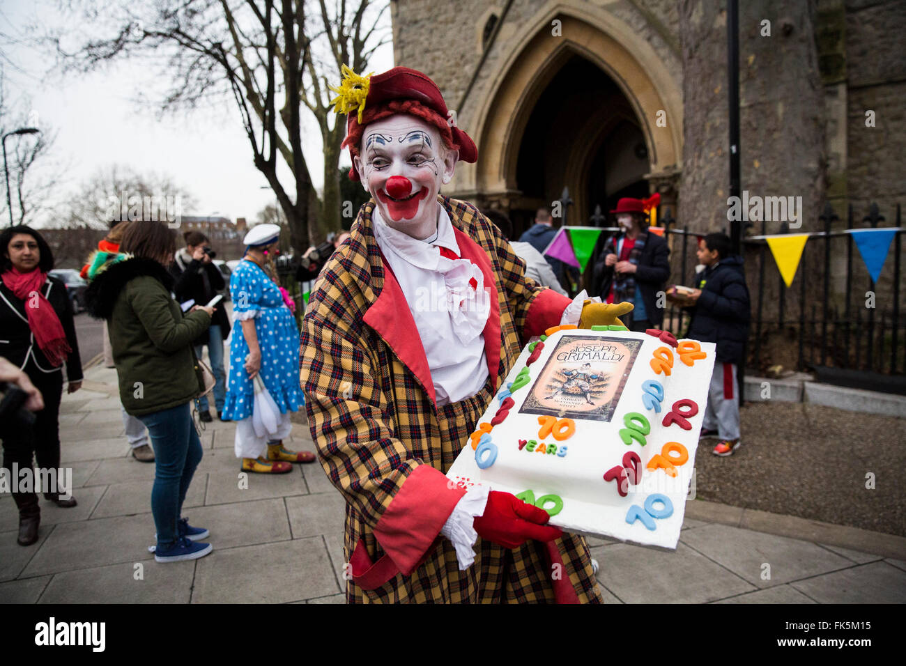 Regenbogen der Clown. Die 70. Clown-Jahresservice bei der All Saints Church in London am 7. Februar 2016. Clowns versammelten sich in der Kirche zu Joseph Grimaldi, der berühmte englische Clown erinnern, der zwischen 1778-1837 lebte. Stockfoto